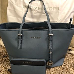 Blue Michaels Kors Jet Set tote